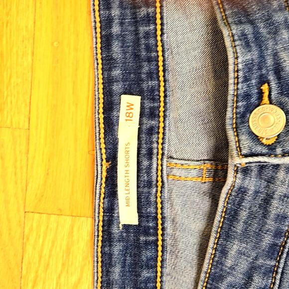 Levi's women's Mid Length Shorts size 18W - Picture 3 of 5